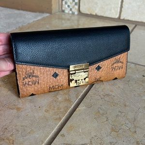 MCM wallet, missing cross body chain, imperfections inside (pictured)